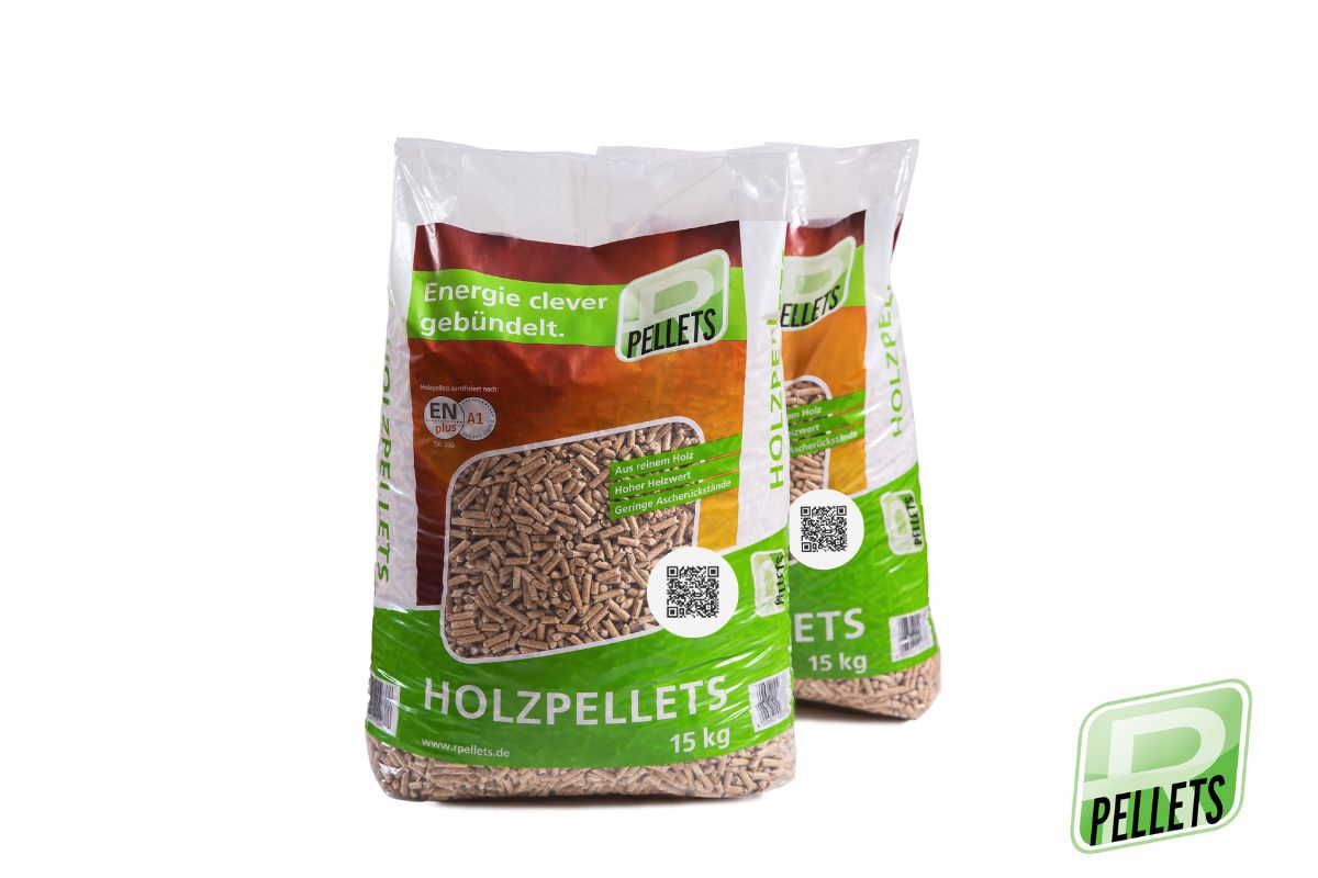 Freistellerfoto von zwei Säcken RPellets Holzpellets