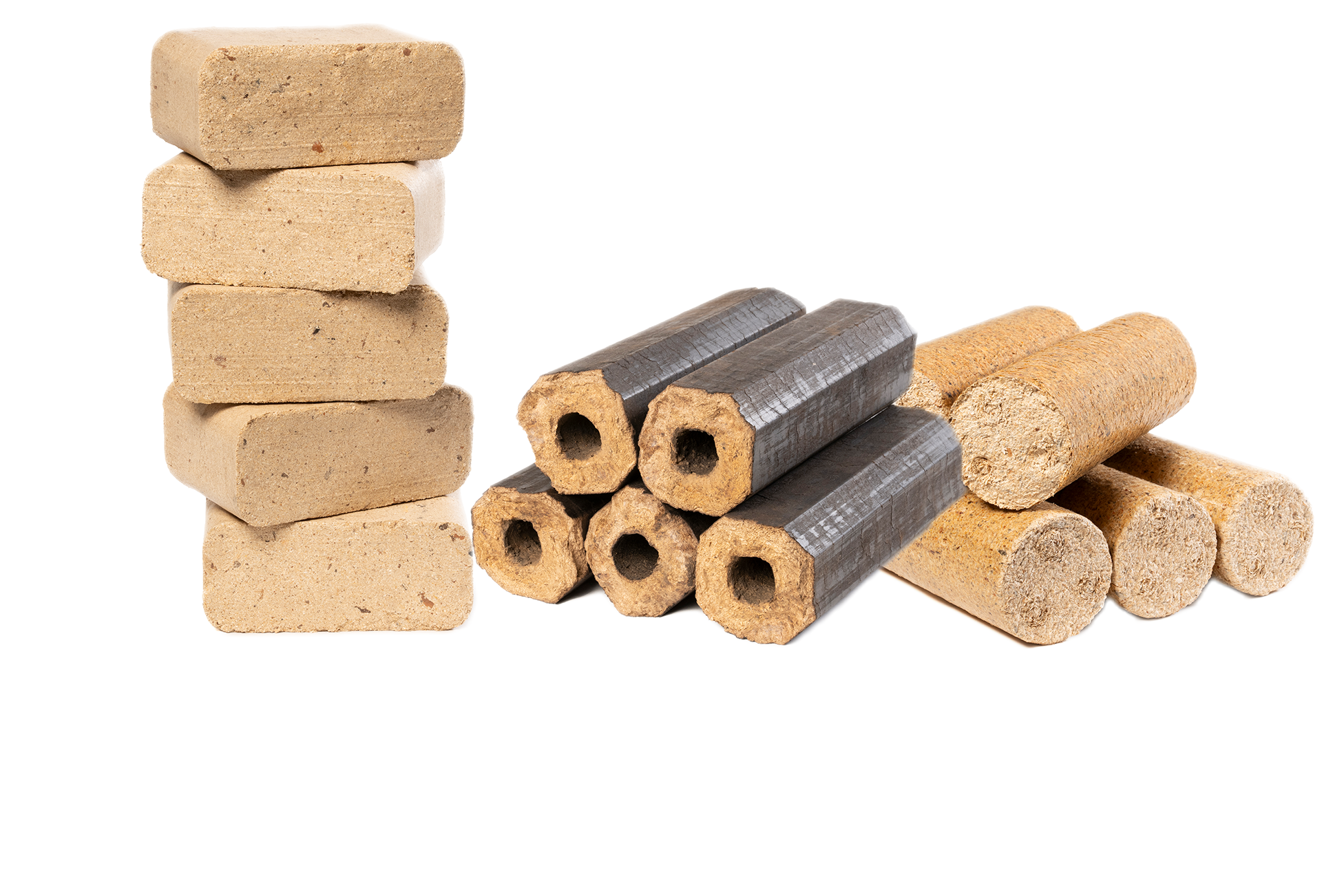 Holzbriketts in zwei Formen: gestapelte eckige Briketts links und runde sowie sechskantige Briketts rechts.