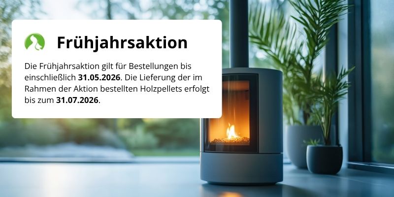 Kompakter Pelletofen in einem Wohnraum mit eingeblendeter Information zur Frühjahrsaktion für Holzpellets und den gültigen Bestell- und Lieferfristen.
