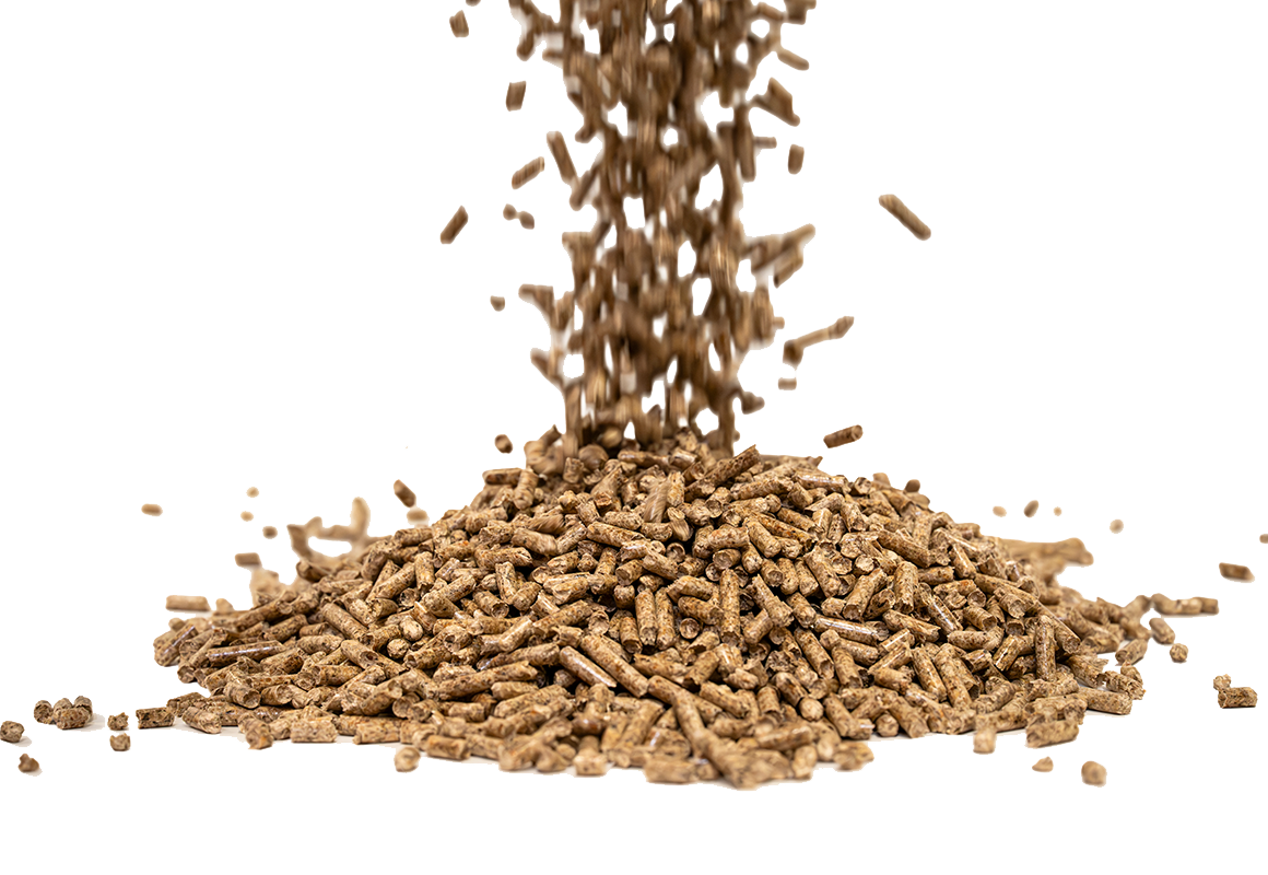 Holzpellets fallen auf einen Haufen Holzpellets