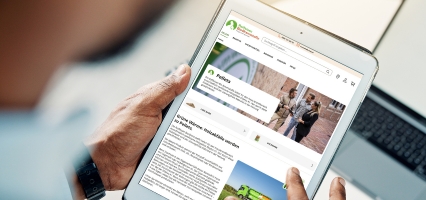 Tablet mit geöffneter Website von Raiffeisen Bio‑Brennstoffe, auf der Informationen zur Bestellung von Holzpellets angezeigt werden.