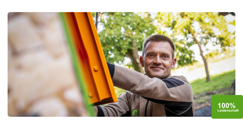 Ein Fahrer der Raiffeisen Bio-Brennstoffe bedient ein Fahrzeugteil während einer Pelletlieferung. Das Bild zeigt die sorgfältige und fachkundige Arbeitsweise unseres Logistikteams.