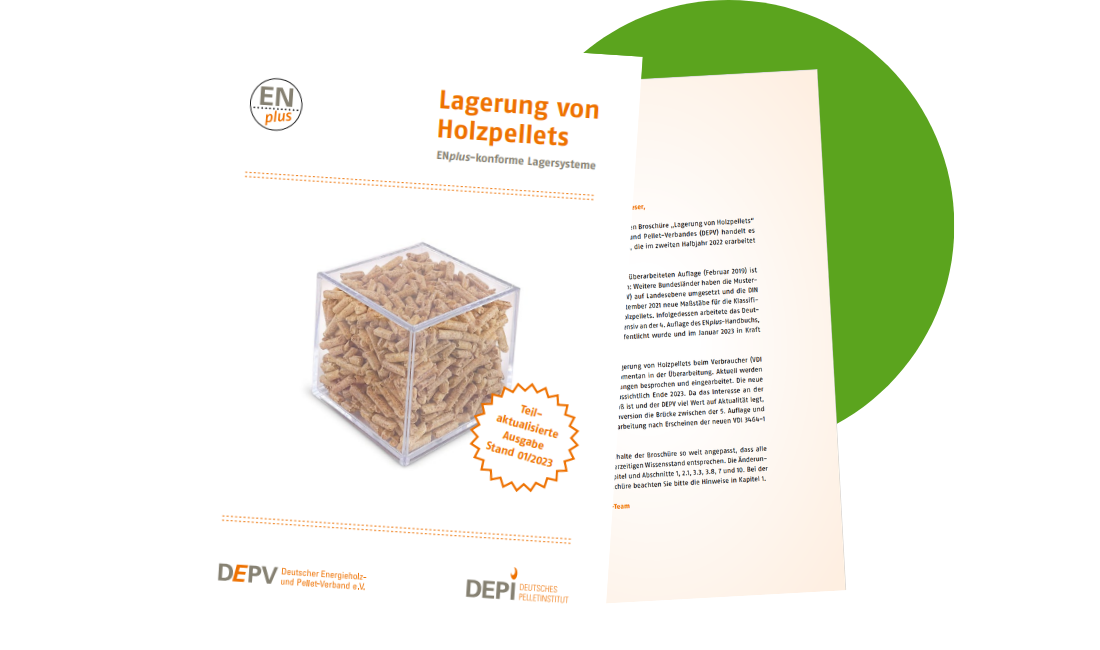 Darstellung einer Broschürengrafik: Titel „Lagerung von Holzpellets – ENplus‑konforme Lagersysteme“, links ein transparenter Würfel mit Holzpellets, oben links ein ENplus‑Hinweis.