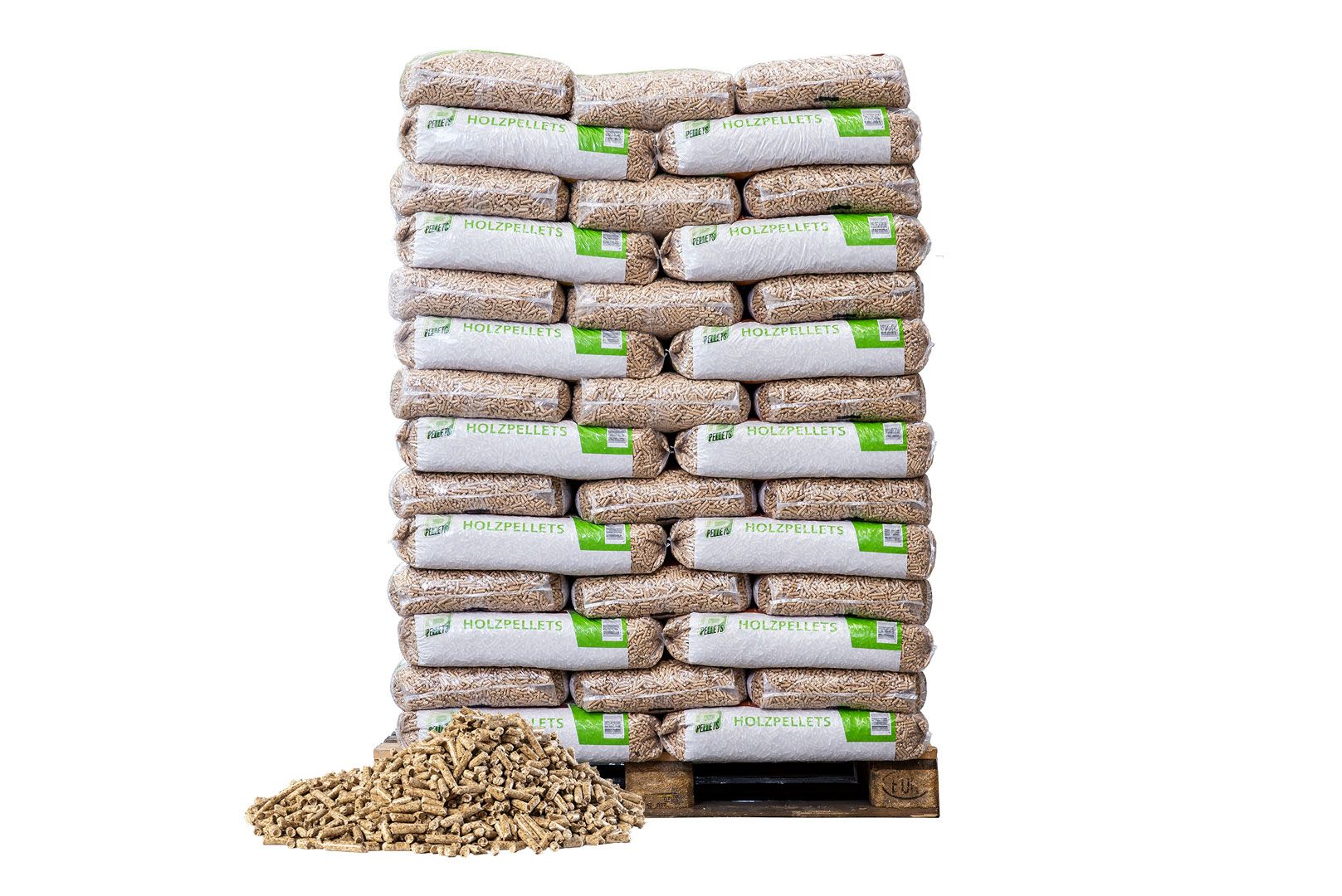 Gestapelte Holzpellets-Säcke auf einer Holzpalette; davor ein kleiner Haufen loser Pellets.