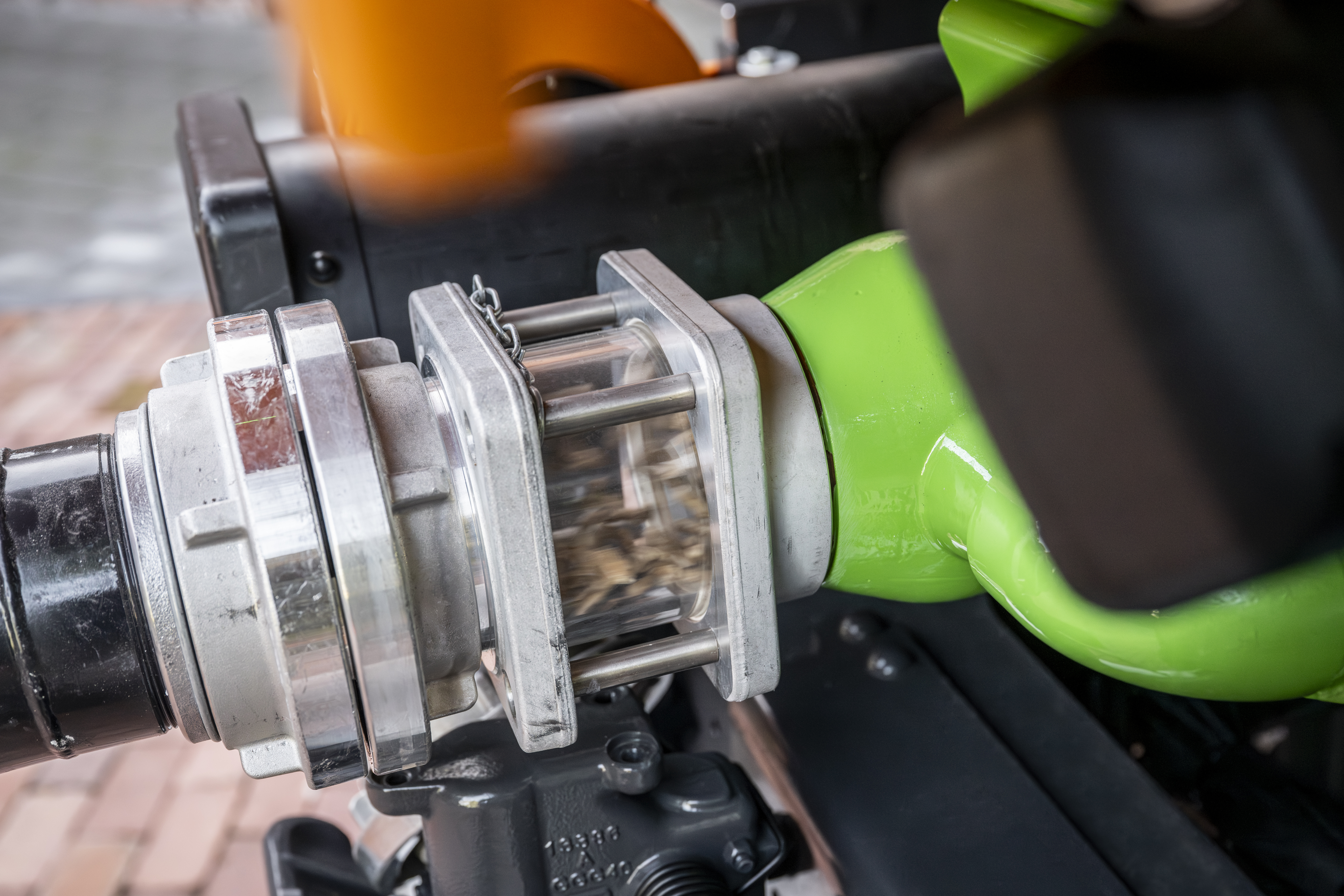 Nahaufnahme eines Schlauchventils, das einem Tankwagen befestigt ist