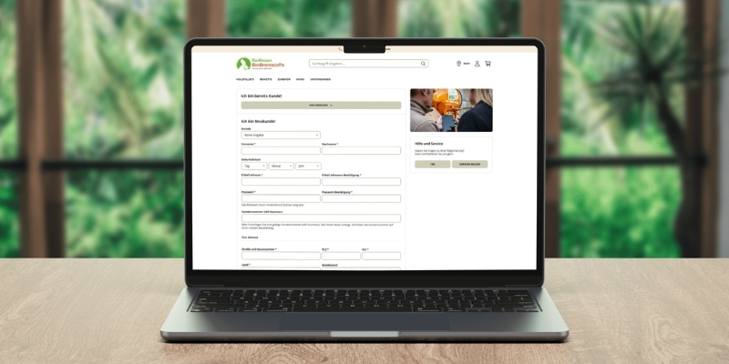 Laptop mit geöffneter Anmeldeseite für ein Kundenkonto bei Raiffeisen Bio‑Brennstoffe zur komfortablen Online-Bestellung.