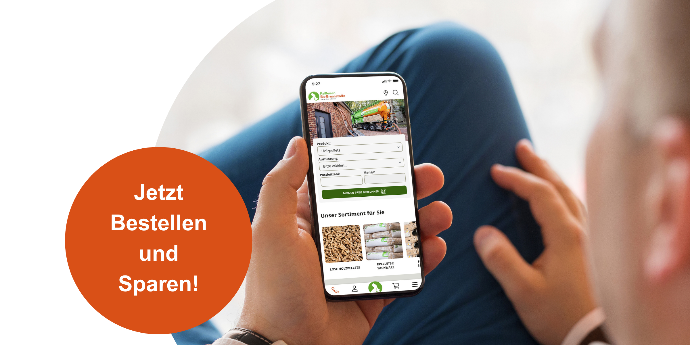 Smartphone in der Hand mit dem Bestellformular für Holzpellets von Raiffeisen Bio‑Brennstoffe und dem Hinweis „Jetzt bestellen und sparen“.