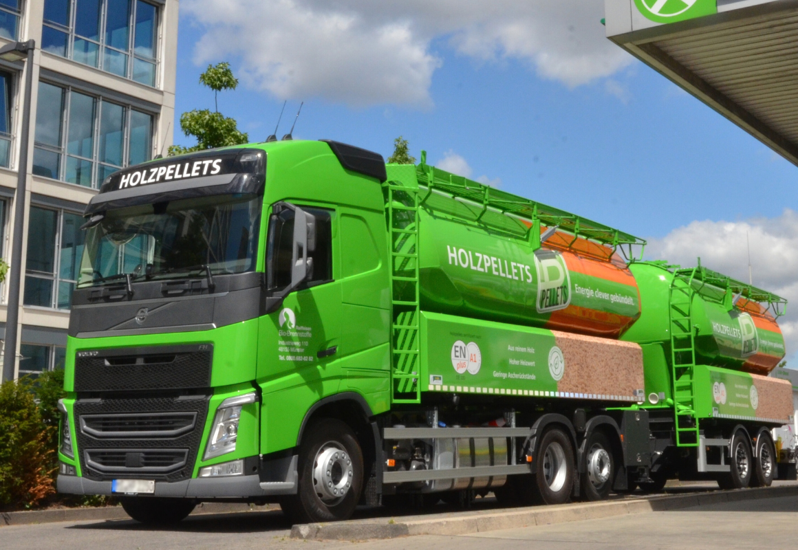 Holzpelletslkw der Raiffeisen Bio-Brennstoffe