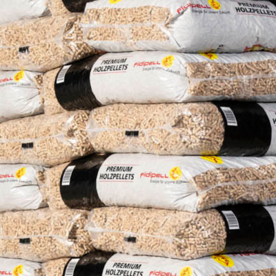 Nahaufnahme einer gestapelten Palette voller Säcke mit Holzpellets