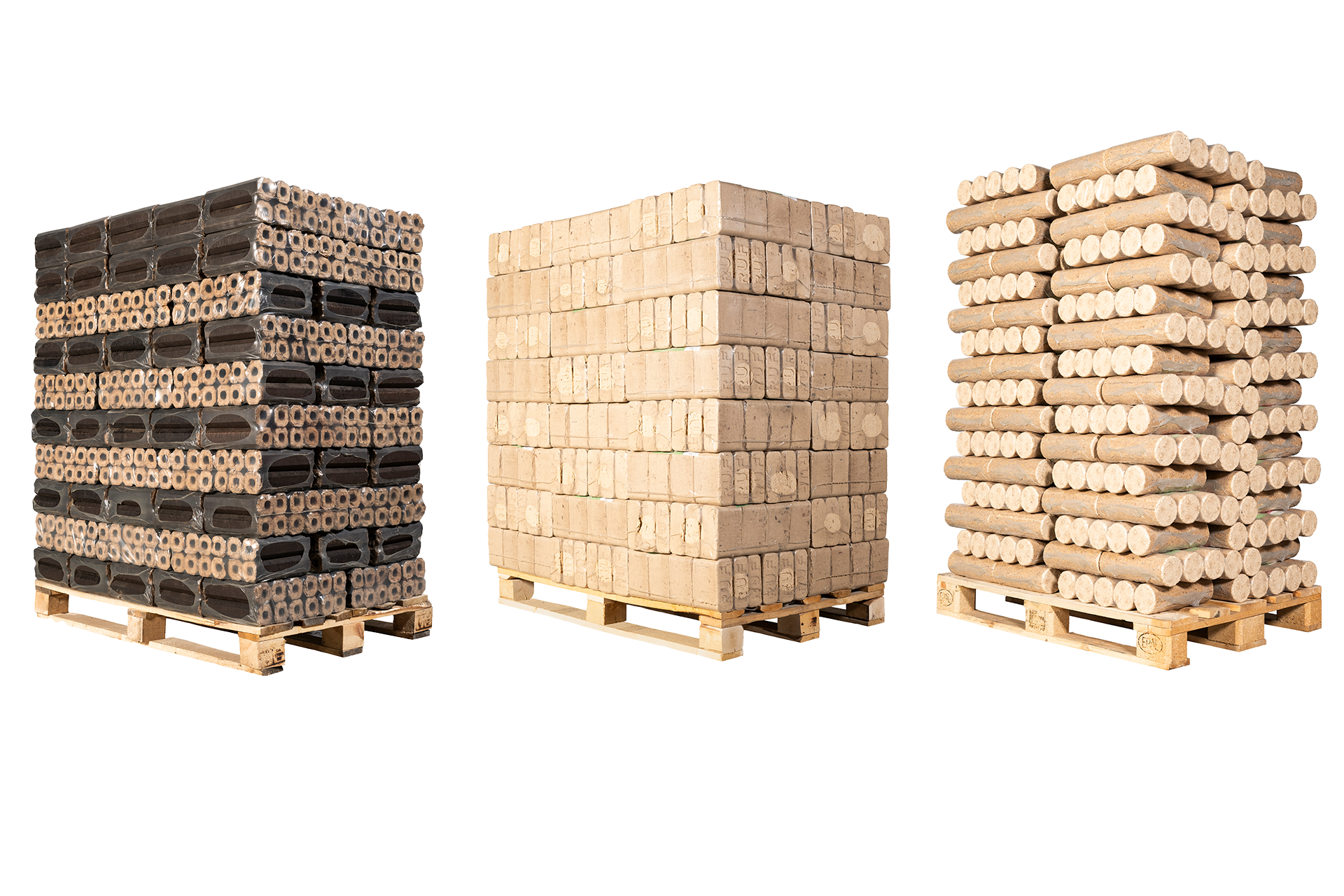 Drei Paletten mit unterschiedlichen Holzbriketts, nebeneinander aufgestellt.