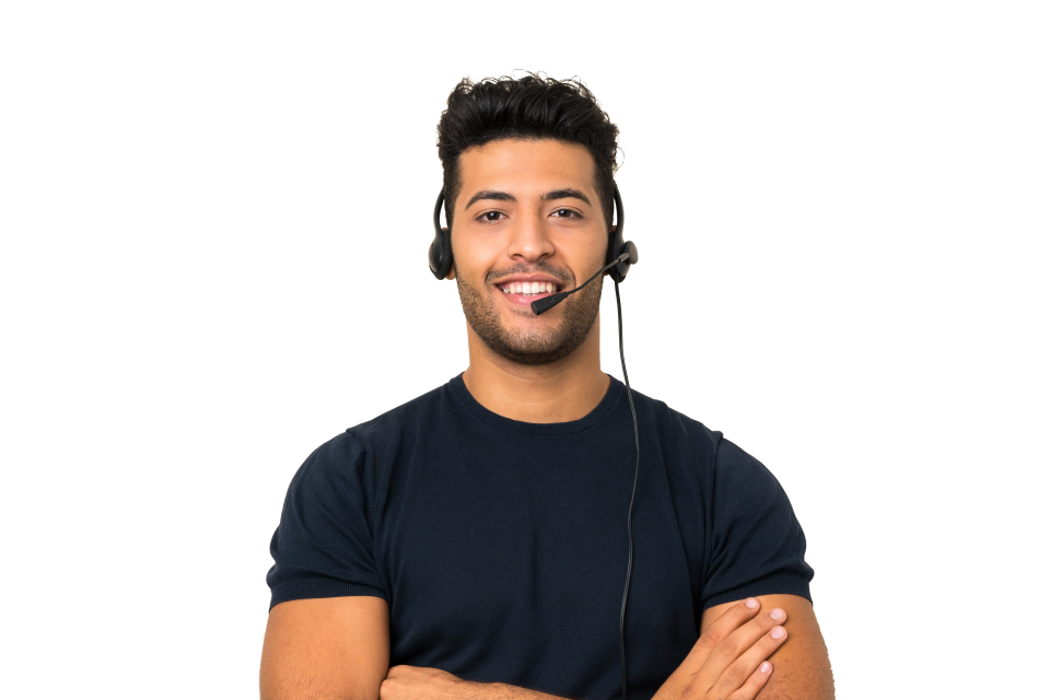 Mitarbeitende Person mit Headset steht mit verschränkten Armen vor neutralem Hintergrund.