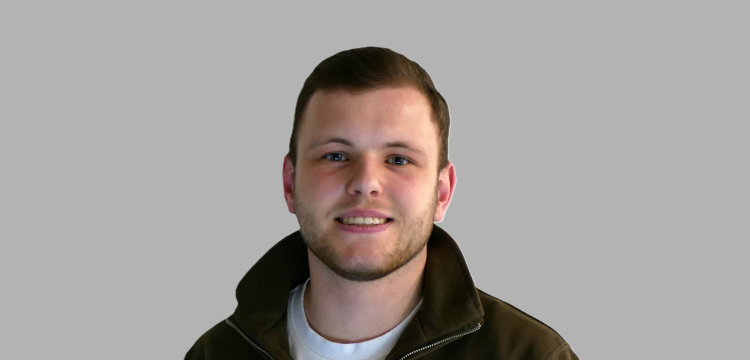 Portrait von Tim Lütke Volksbeck Ansprechpartner für Onlinemarketing bei Raiffeisen Bio-Brennstoffe.