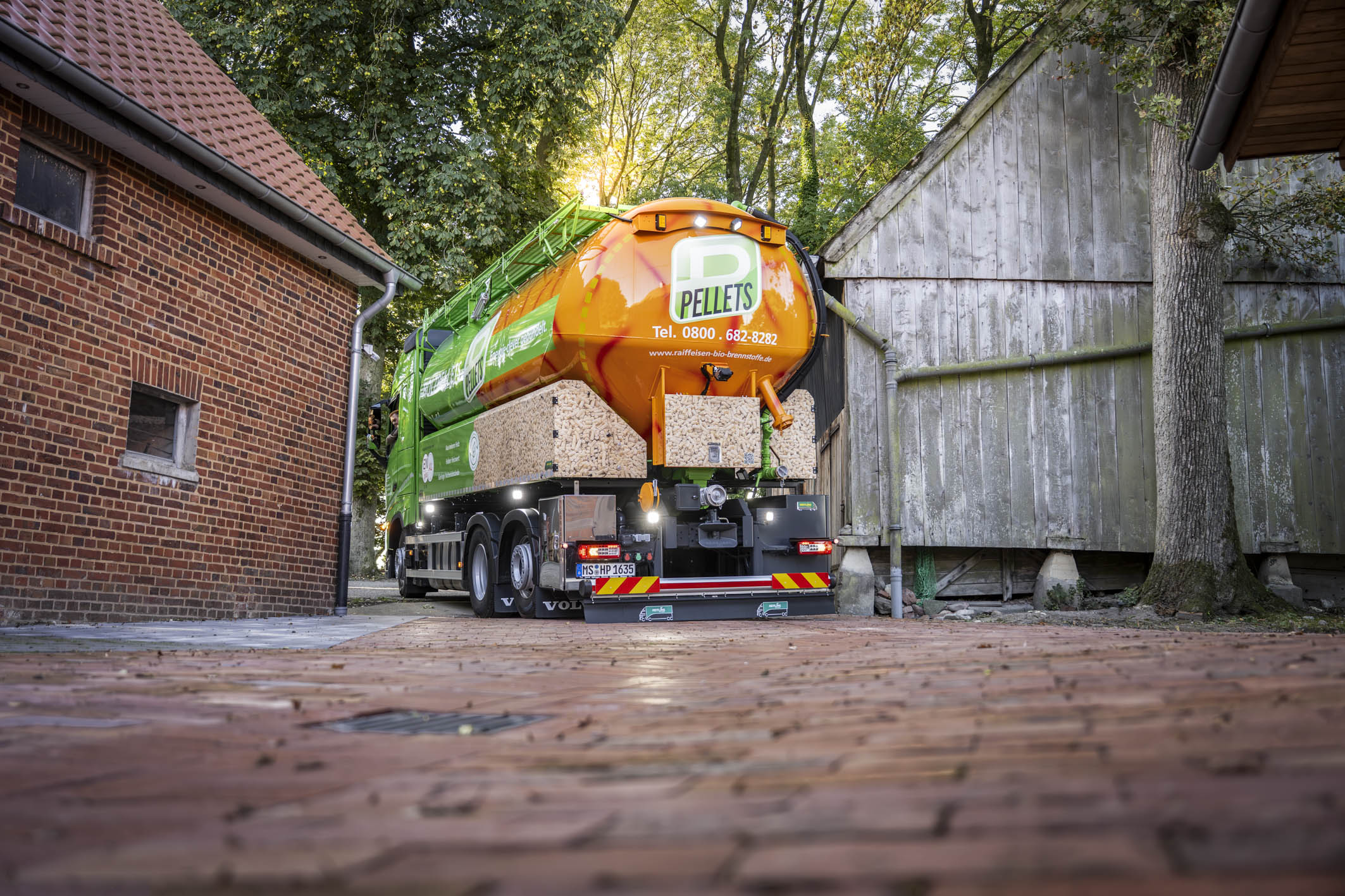 Bild eines LKWs, der eine Hauseinfahrt verlässt