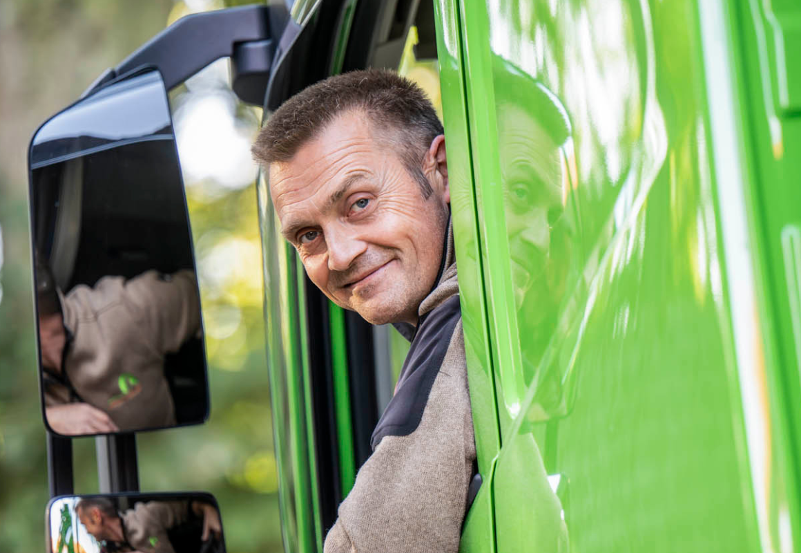 RBB-LKW-Fahrer schaut aus dem Fenster nach hinten.