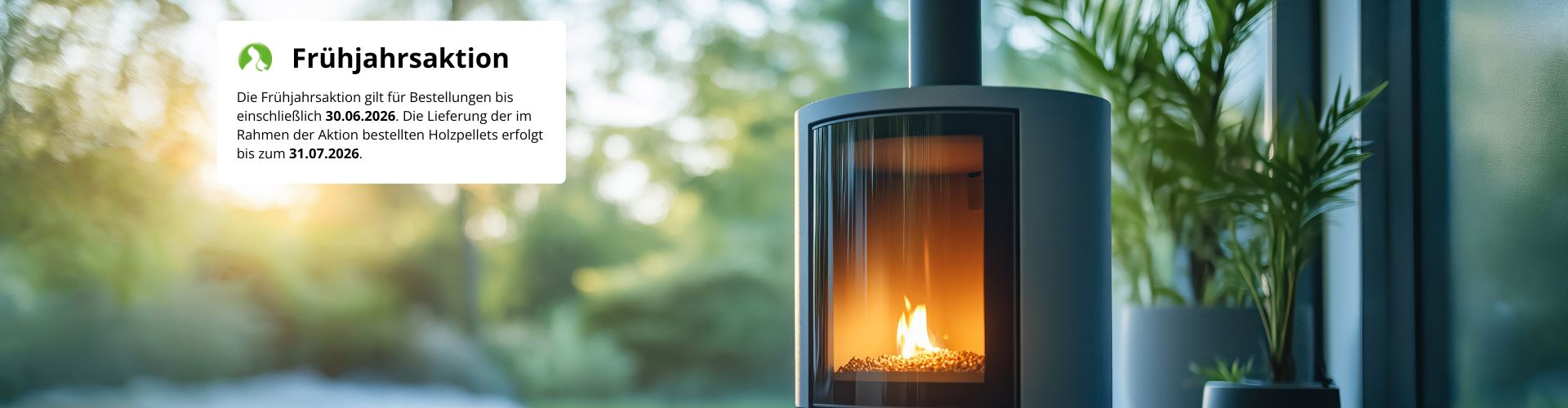 Moderner Pelletofen mit sichtbarer Flamme in einem hellen Wohnraum. Textfeld mit Hinweis auf die Frühjahrsaktion für Holzpellets inklusive Aktions- und Lieferzeitraum.