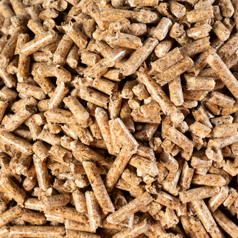 Detailaufnahme von hochwertigen Holzpellets. Die kompakte und gleichmäßige Struktur zeigt die sorgfältige Verarbeitung und die Qualität des Brennstoffs.