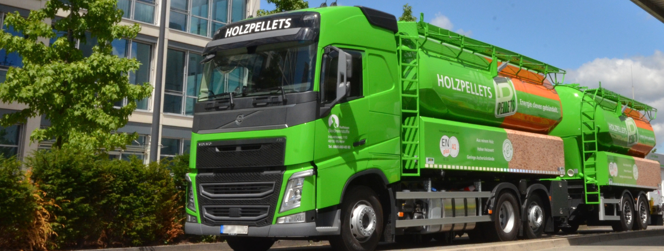 Raiffeisen Bio-Brennstoffe Gliederzug für die Holzpelletslieferung